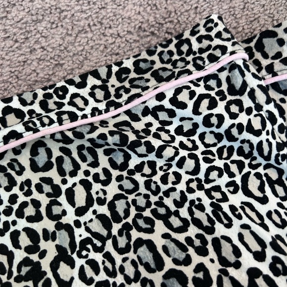Joyspun Animal Print Women’s PJ Set w Pockets

Size M - Picture 12 of 13